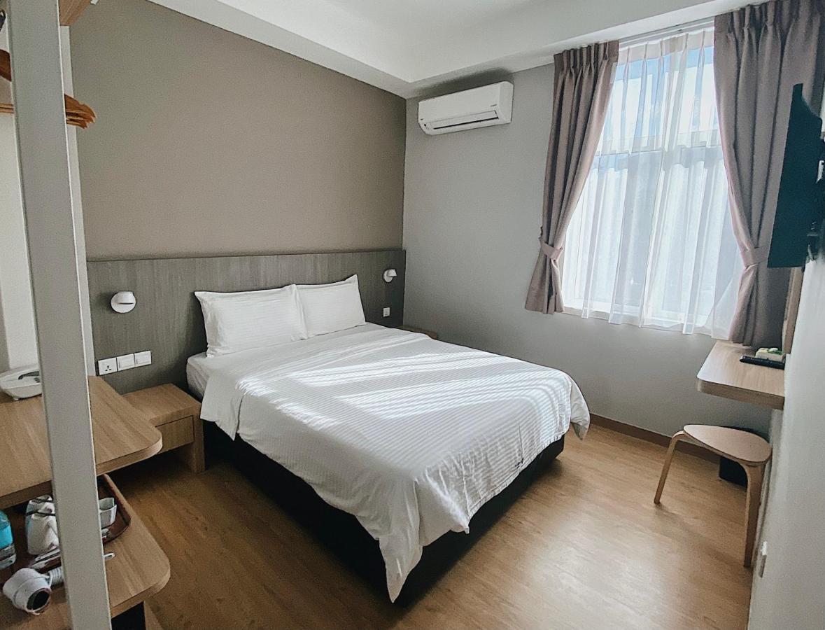 Walk In Hotel Kota Kinabalu Bagian luar foto