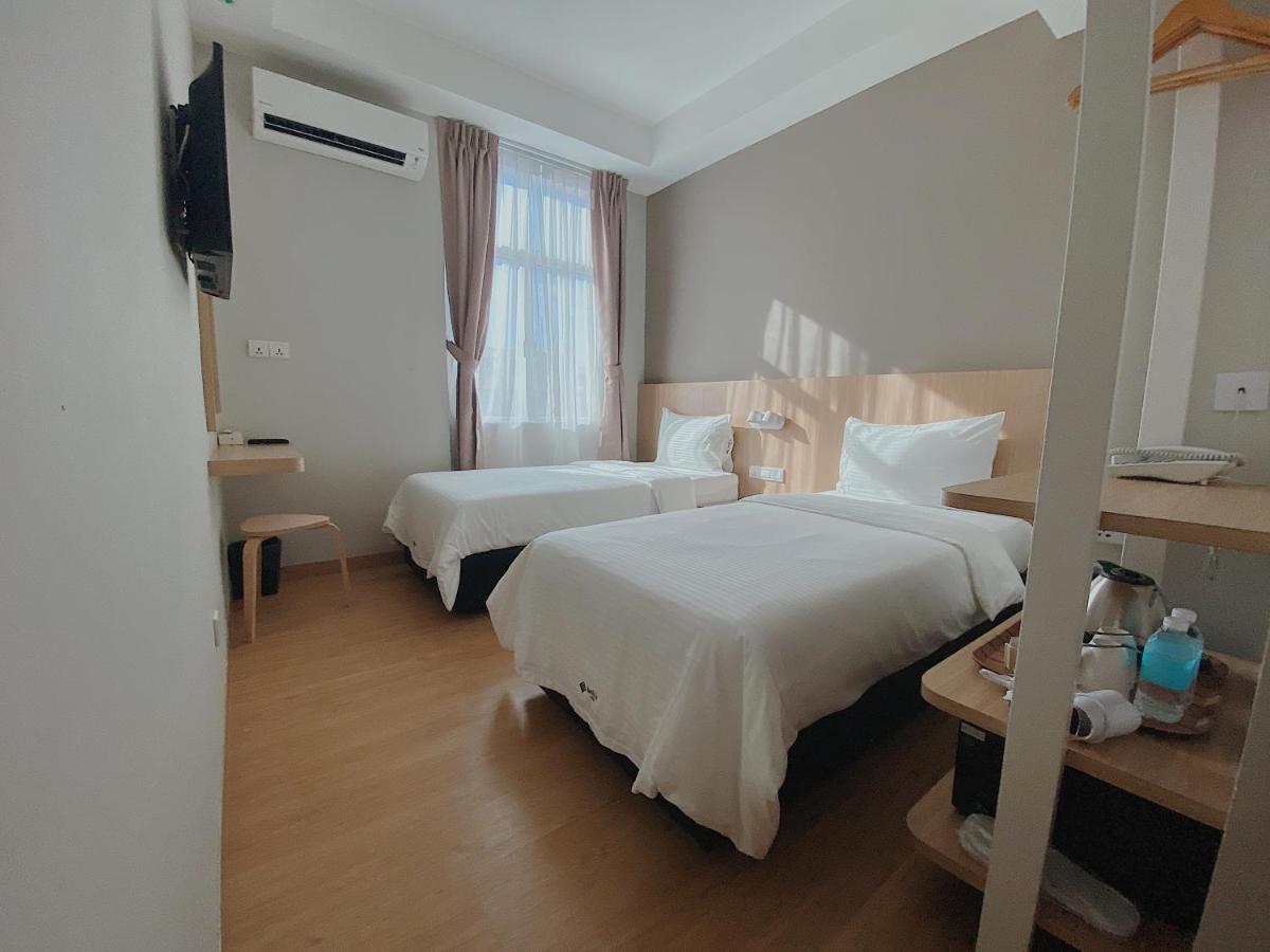 Walk In Hotel Kota Kinabalu Bagian luar foto