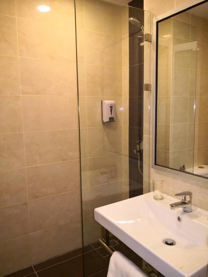 Walk In Hotel Kota Kinabalu Bagian luar foto